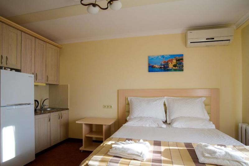 ApartHotel on Klinichna st. (1st entrance) - image 7