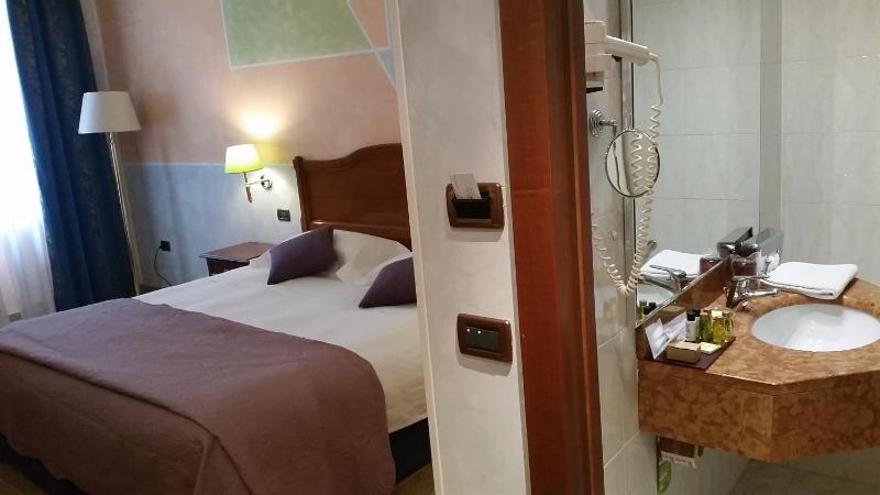 Double or Twin Room image 4
