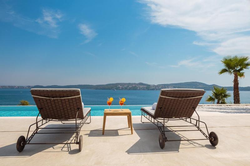Deluxe Villa image 3