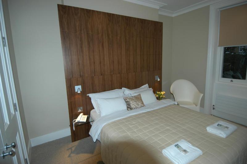 Family Room (2 Adults + 1 Child) image 3