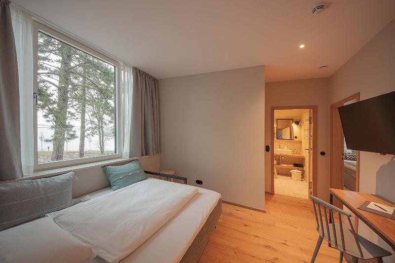Junior Suite with Water View image 3