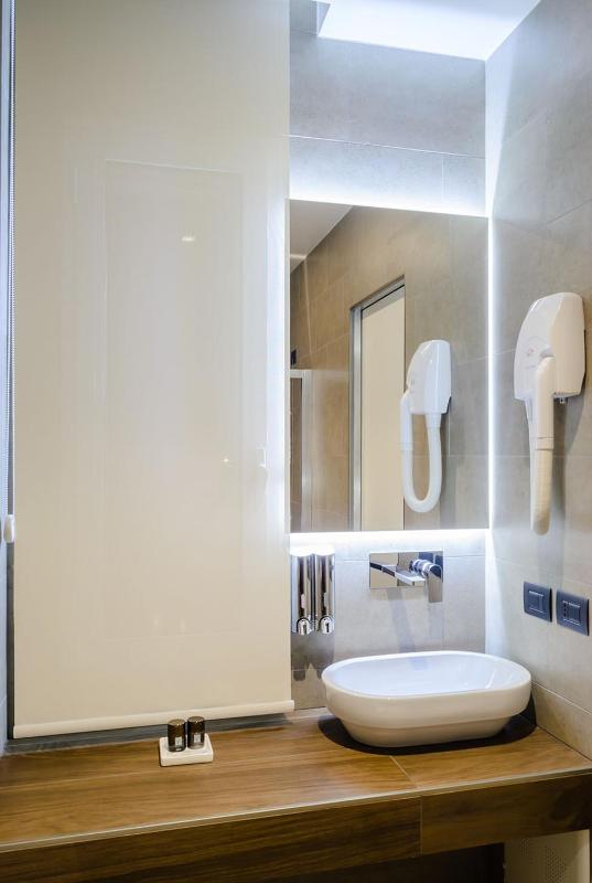 Deluxe Triple Room image 4