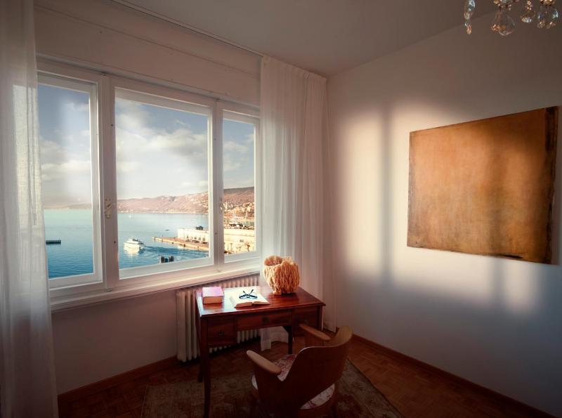 One-Bedroom Apartment with Sea View and Balcony (4 Adults) - Separate Building image 4