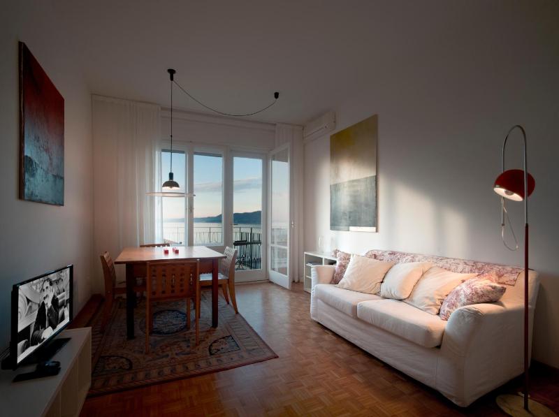 One-Bedroom Apartment with Sea View and Balcony (4 Adults) - Separate Building image 2