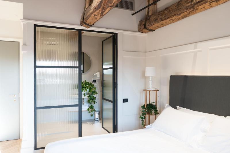 Deluxe Double or Twin Room image 1