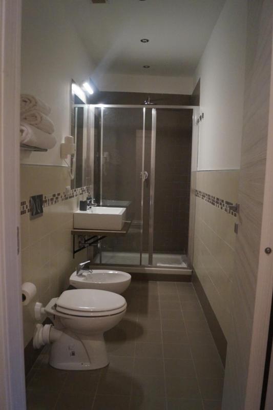 Twin Room with Private Bathroom image 2