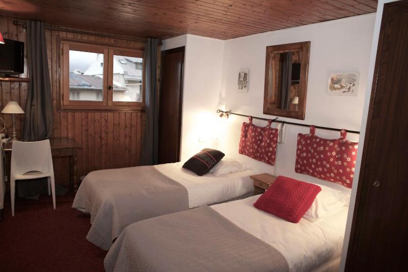 Classic Double Room image 4