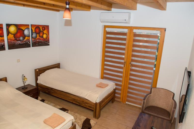 Standard Twin Room image 4
