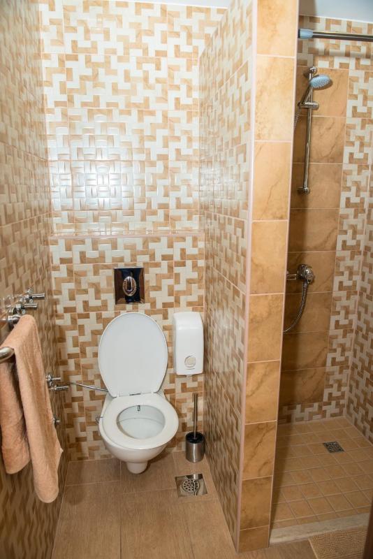 Standard Twin Room image 3