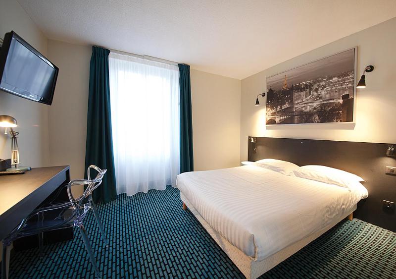 Classic Double Room - Street Side image 4