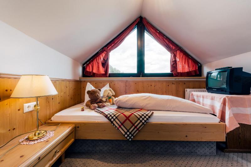 Superior Triple Room image 4