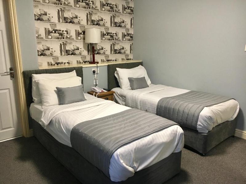 Standard Twin Room image 3