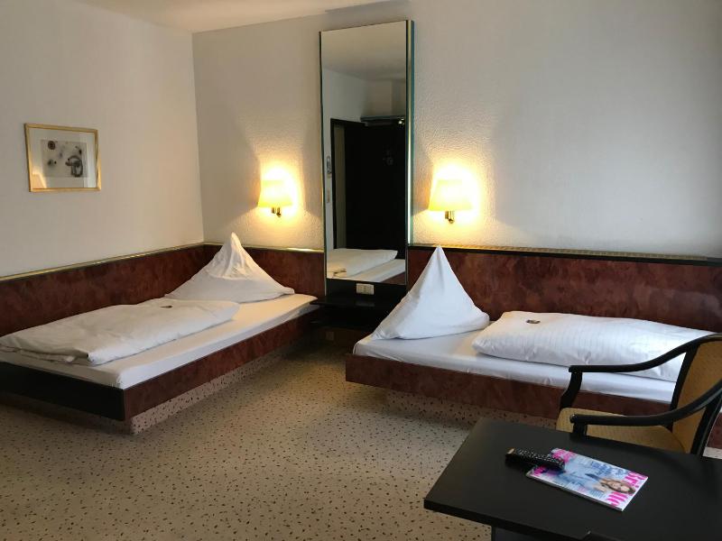 Business Twin Room image 3