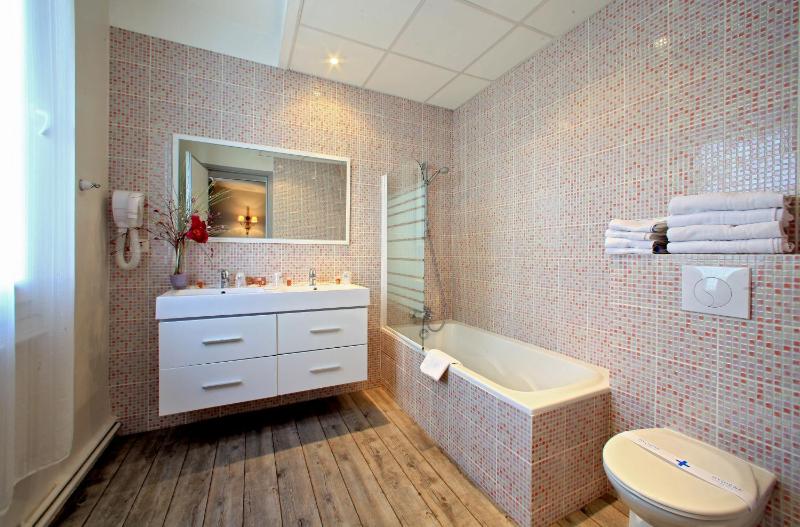 Quadruple Room with Air Conditioning image 4
