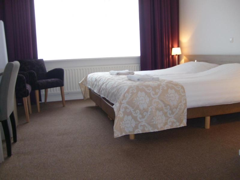 Deluxe Twin Room image 3