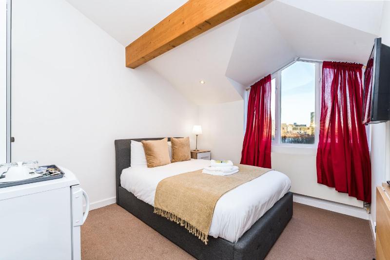 Double Room with Shared Bathroom image 3