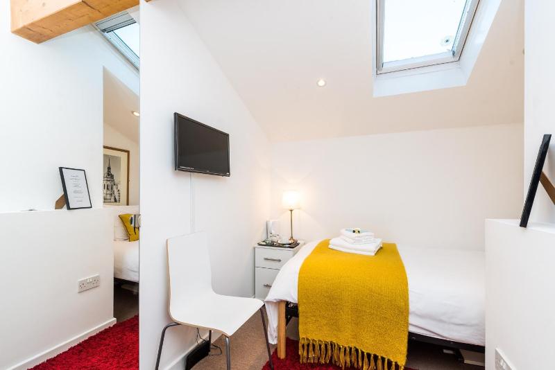 Single Room with Shared Bathroom image 4