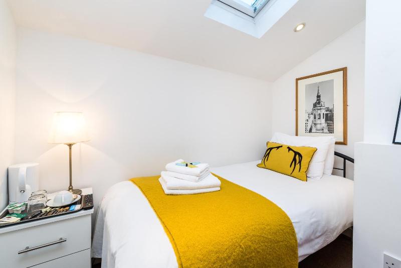 Single Room with Shared Bathroom image 3