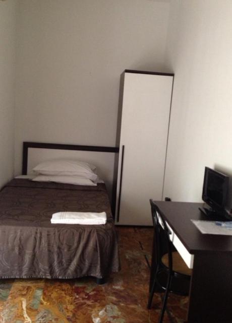 Single Room with Shared Bathroom image 1