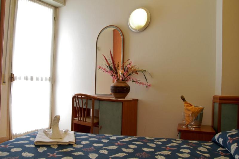 Sextuple Room with Side Sea View image 4
