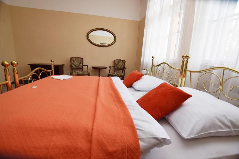 Twin Room image 4