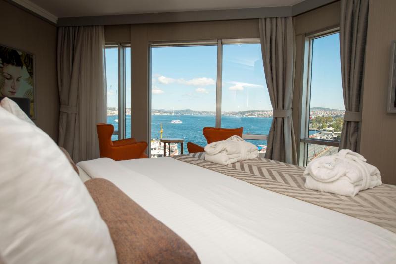 Queen Suite with Sea View image 2