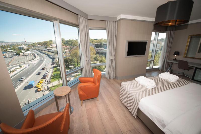 Queen Suite with Sea View image 3