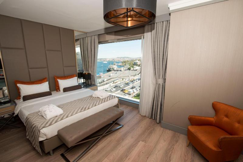 Deluxe Double or Twin Room with Partial Sea View image 3