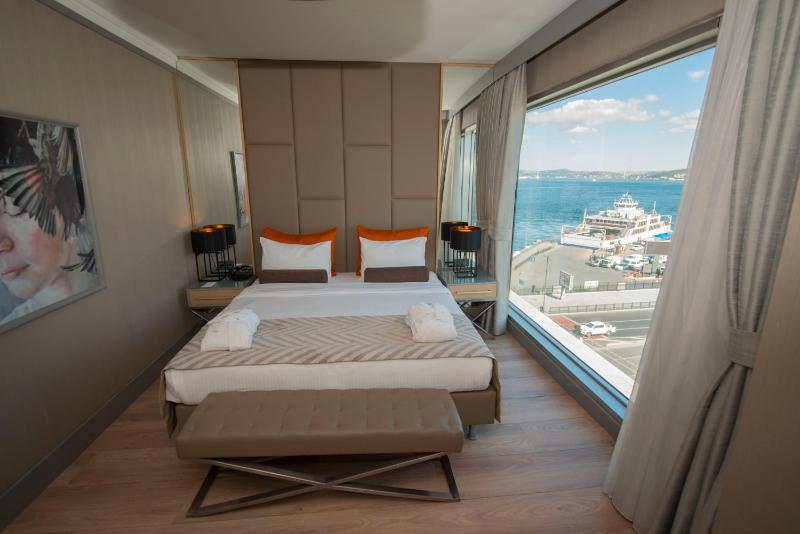 Deluxe Double or Twin Room with Partial Sea View image 4