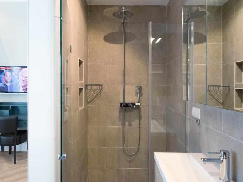 Park Central Executive 82C image 4