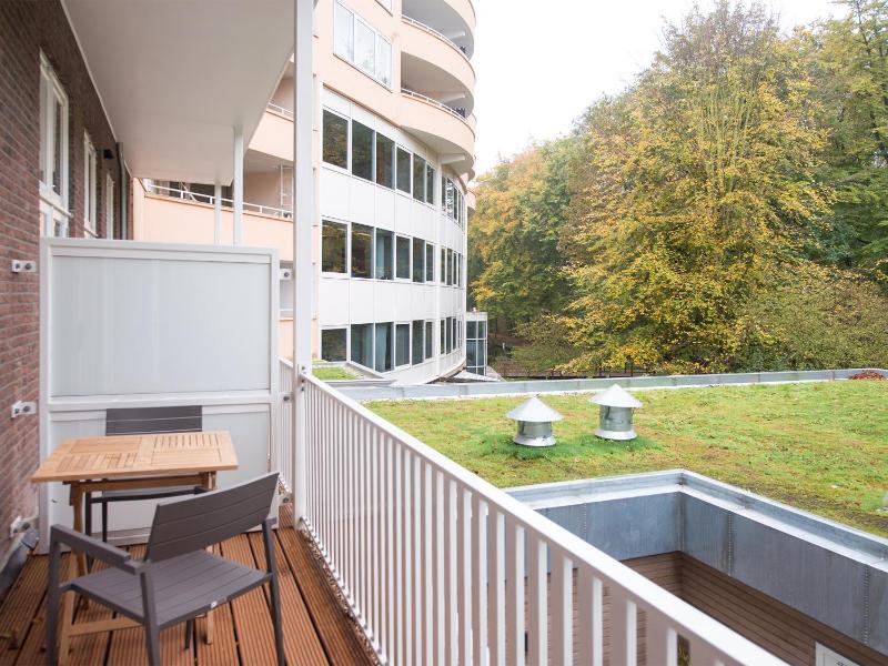 Park Central Executive 82C image 2