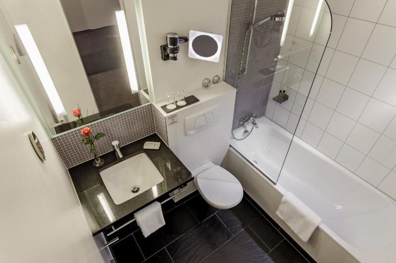 Double Room with Balcony image 2