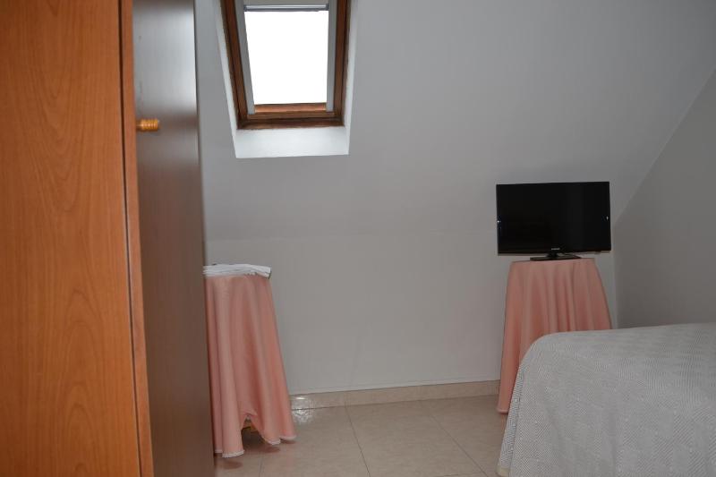 Single Room with Shared Shower and Toilet image 3