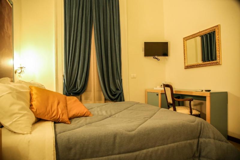 Deluxe Double Room image 2