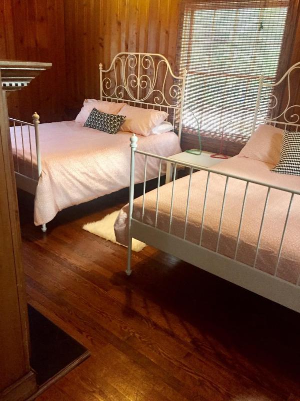 Double Room with Shared Bathroom image 2