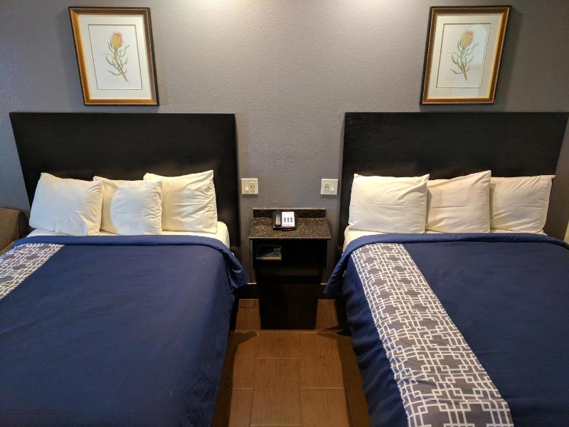 Queen Room with Two Queen Beds - Non-Smoking image 2