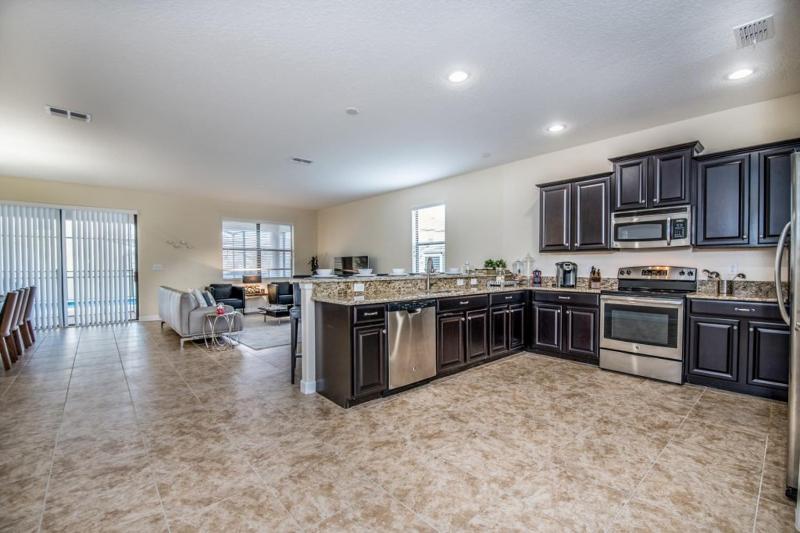 Eight-Bedroom Villa image 3