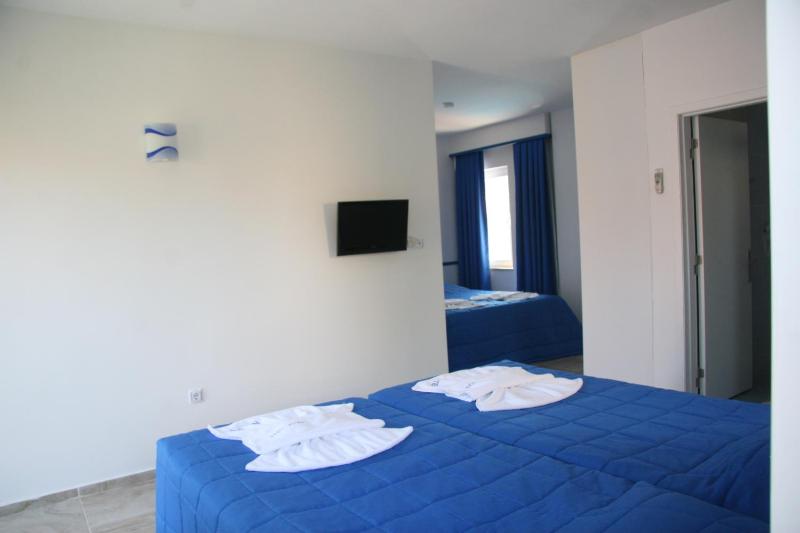 Triple Room with Shower image 3