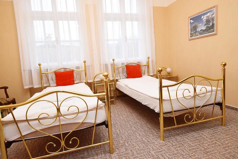 Twin Room image 3
