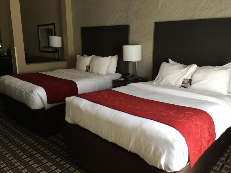 Queen Suite with Two Queen Beds with Sofabed and Bath Tub image 3