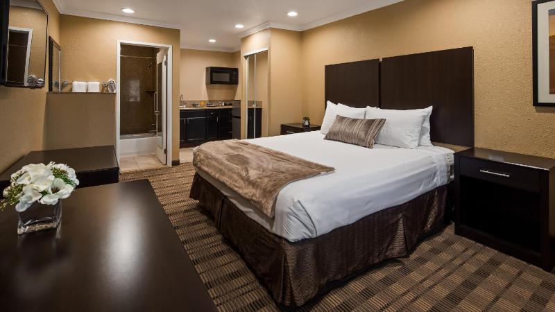 King Room with Kitchenette image 2