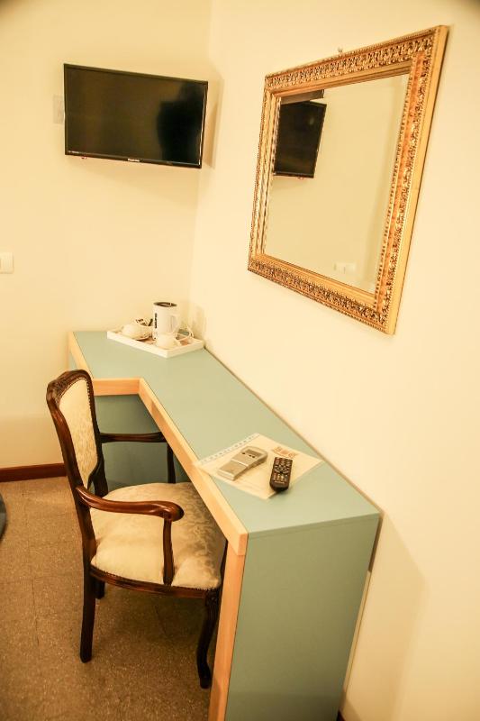 Deluxe Double Room image 3