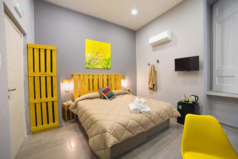 Standard King Room image 4
