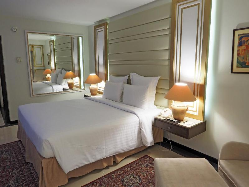 Deluxe King Room image 4
