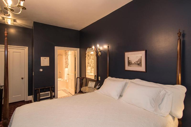 Queen Room image 4