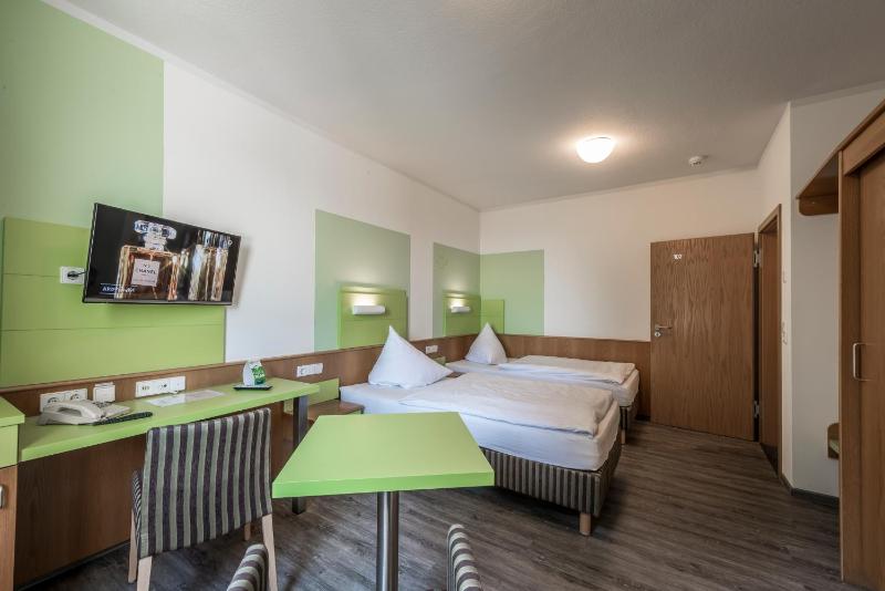 Standard Twin Room image 4