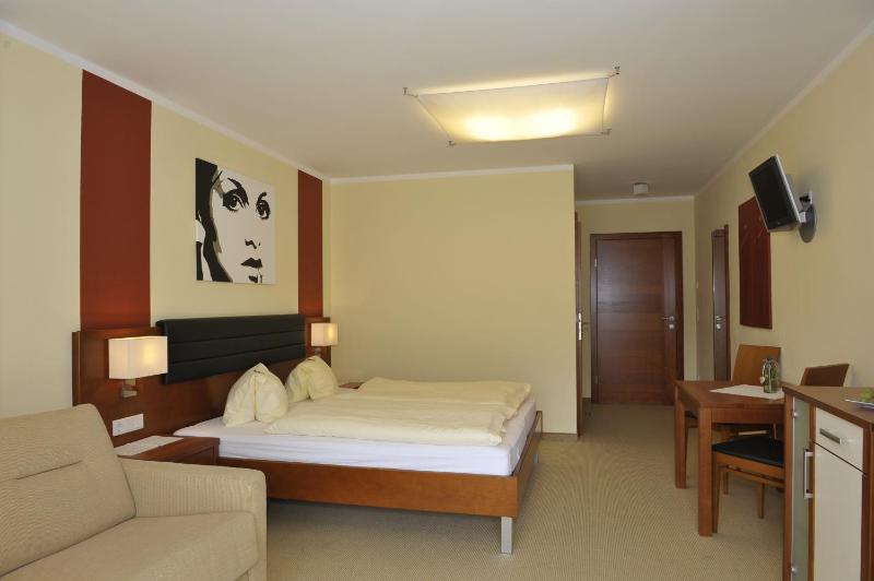 Large Double Room with Balcony image 4