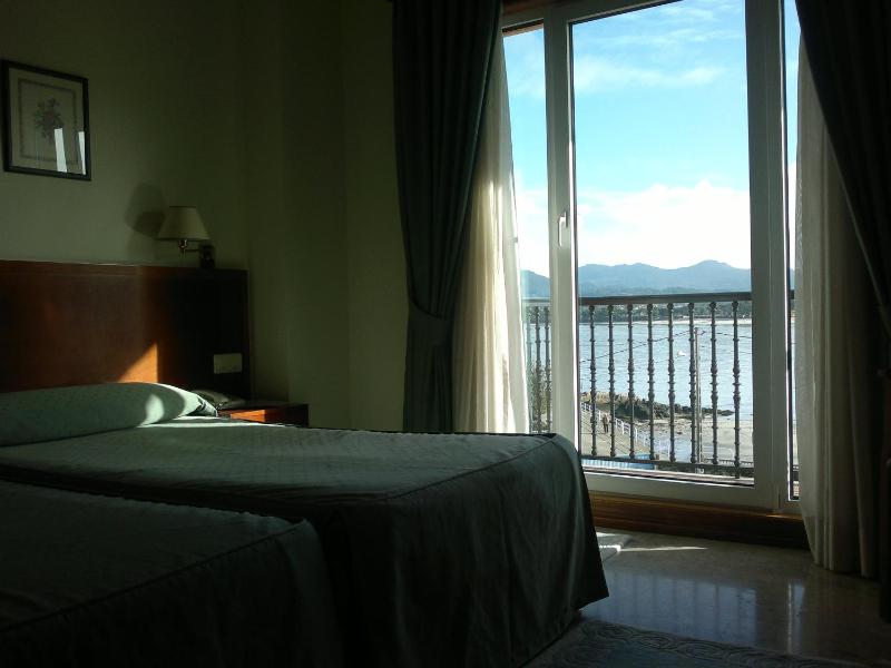 Twin Room with Extra Bed image 2