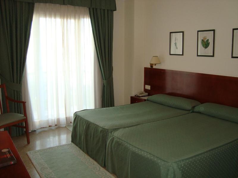 Standard Twin Room image 2