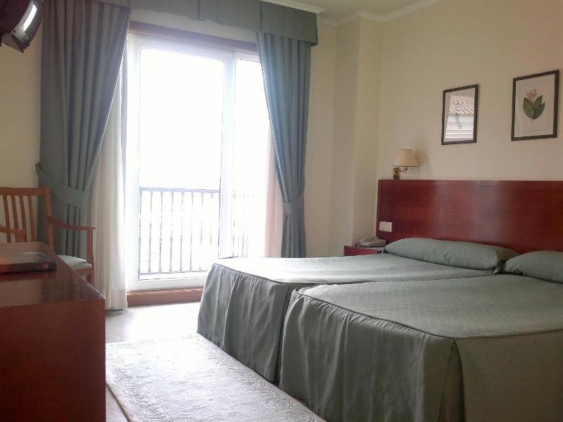 Standard Twin Room image 4